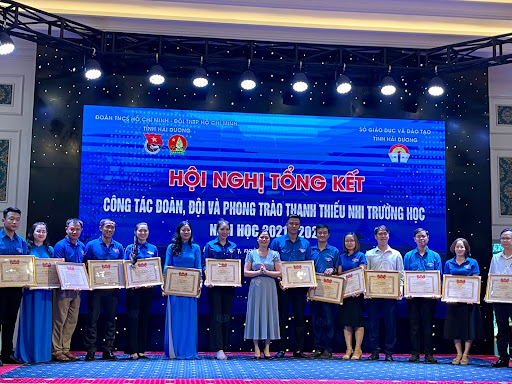 Đoàn trường THPT chuyên Nguyễn Trãi đón nhận nhiều khen thưởng cấp tỉnh và Trung ương năm học 2021 - 2022